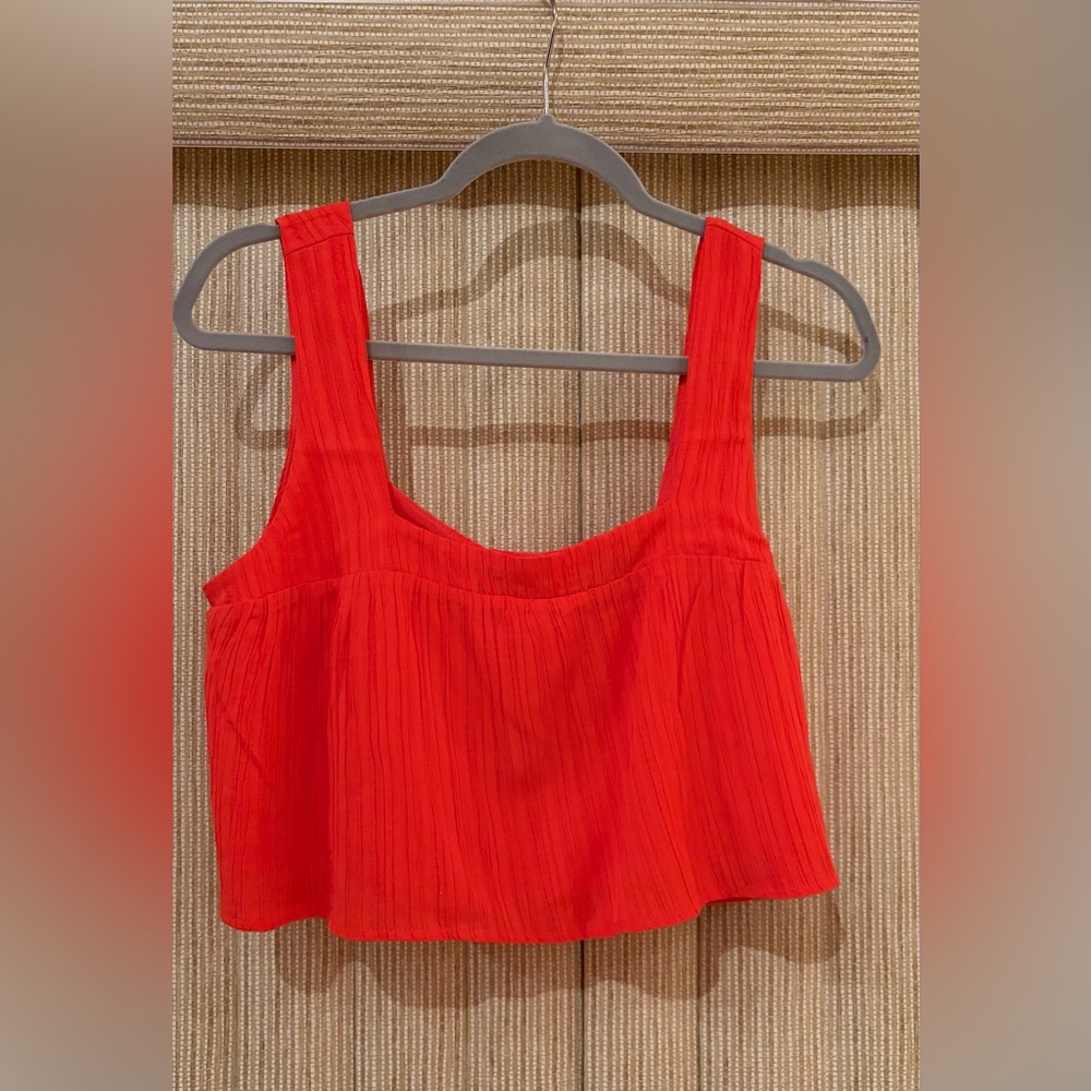 Red Sleeveless Linen Crop Top With Pant.
Top M: 35-36”
Bottoms SM: waist 26-27” - Picture 3 of 4